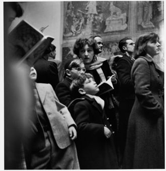 Besucher der Ausstellung der Apokalypse-Bildteppiche