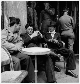 Schwarzhändler vor dem Café «Au soleil levant», Paris