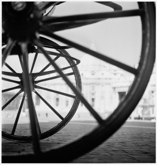 Speichenräder eines Fuhrwerks vor der Peterskirche in Rom