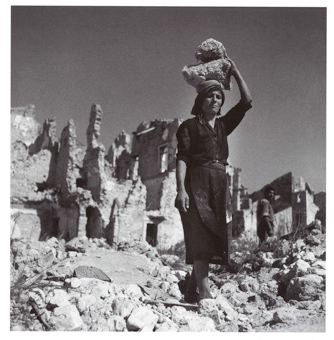Eine Frau trägt die Trümmer ihres Hauses weg, in Montecassino gab es 1944 eine Schlacht zwischen deutschen und alliierten Truppen
Aufnahme von Werner Bischof