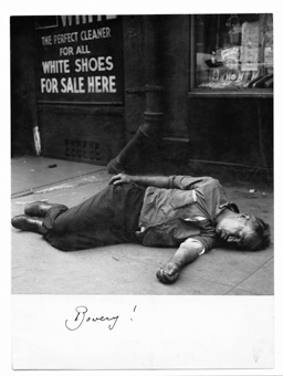 Schlafender Mann auf einer Strasse des Quartiers Bowery