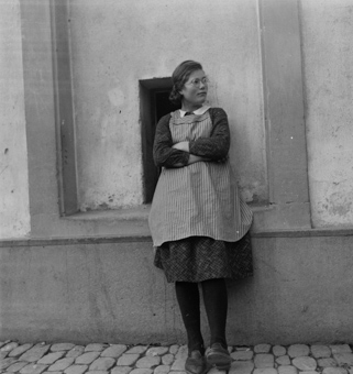 Mädchen vor dem Mädchenerziehungsheim Kehrsatz