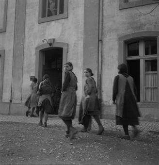 Gruppe von Mädchen vor dem Eingang des Mädchenheims