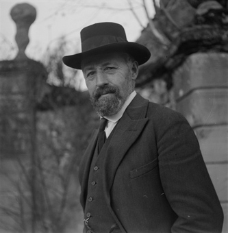 Die Amtsperson auf Besuch im Mädchenerziehungsheim