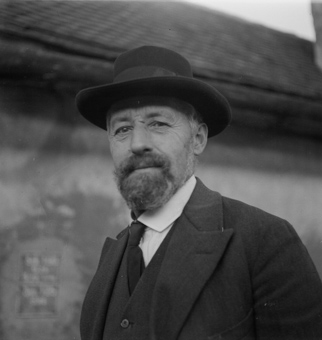 Die Amtsperson auf Besuch im Mädchenerziehungsheim