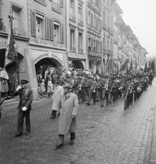 Kramgasse mit 1. Mai-Umzug, Bern