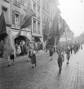 Pfadfinder am 1. Mai-Umzug, Kramgasse Bern