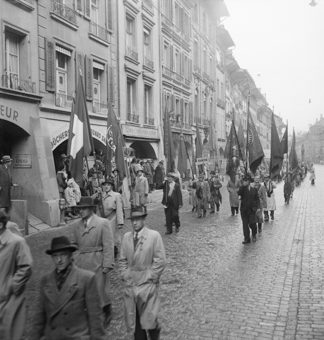 Kramgasse mit 1. Mai-Umzug, Bern