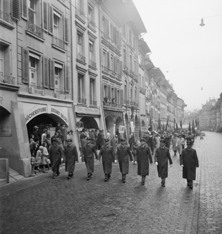 Polizisten am 1. Mai-Umzug, Kramgasse Bern