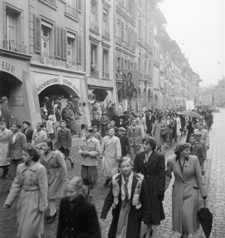 Frauen und Kinder am 1. Mai-Umzug, Kramgasse Bern