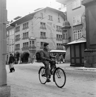 Knabe auf Fahrrad beim Zeitglockenturm, Kramgasse Bern