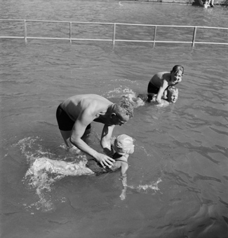 Schwimmen lernen im Nebenlauf der Aare, Marzilibad Bern