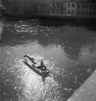 Fischerboot auf der Aare bei der Untertorbrücke, Bern