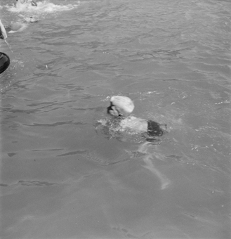 Schwimmendes Kind im Marzilibad
