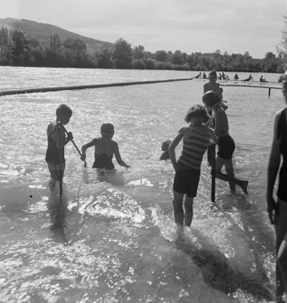 Badende Kinder im Muribad, Muri b. Bern