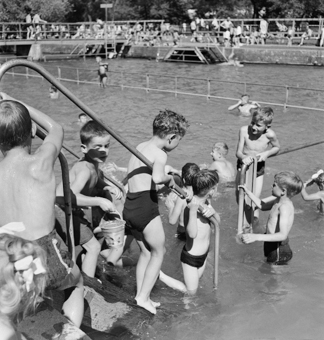 Badende Kinder beim Nebenlauf der Aare, Marzilibad Bern