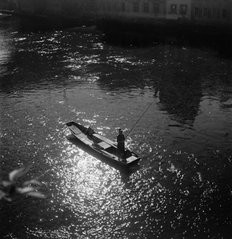 Fischerboot auf der Aare bei der Untertorbrücke, Bern