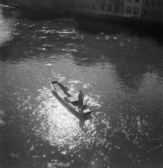 Fischerboot auf der Aare bei der Untertorbrücke, Bern