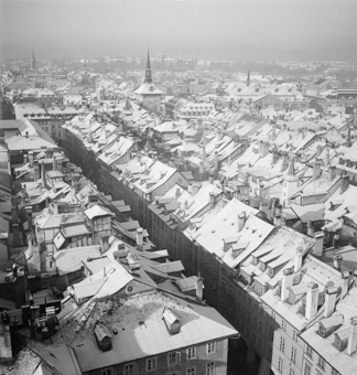 Blick vom Münsterturm auf die verschneiten Dächer von Bern
