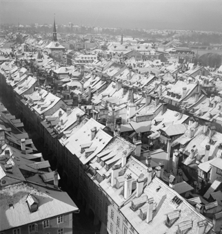Blick vom Münsterturm gegen Westen auf die Häuser von Kessslergasse und Kramgasse in Richtung Zeitglockenturm. Im Hintergrund Käfigturm, Grosse Schanze mit Universität, Kornhaus, Stadttheater.