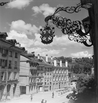 Gerechtigkeitsgasse Bern mit Wirtshausschild «Gasthof zum Goldenen Adler»