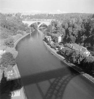 Blick von der Kornhausbrücke auf die Aare, Bern