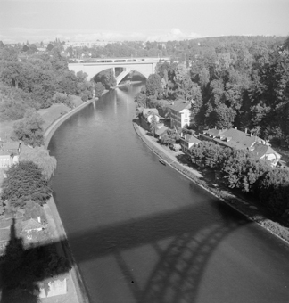 Blick von der Kornhausbrücke auf die Aare, Bern