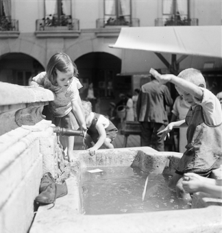Spielende Kinder beim Moses-Brunnen, Münsterplatz Bern