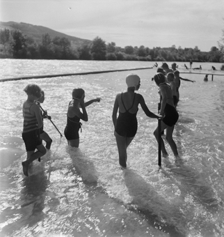 Badende Kinder in der Aare beim Muribad, Muri b. Bern