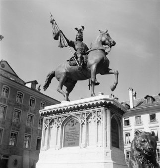 Stiftsgebäude und Von-Erlach-Denkmal, Münsterplatz Bern