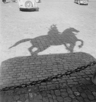 Schatten des Von-Erlach-Denkmals, Münsterplatz Bern