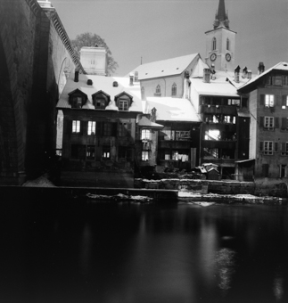 Nacht-Aufnahme Häuser Mattenenge am Aareufer, Bern