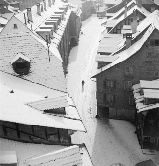 Velofahrer auf der Gerberngasse im Winter, Bern