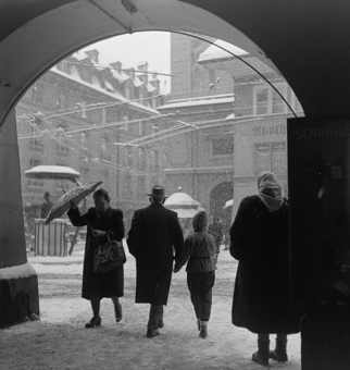 Verkehrskanzel beim Zeitglockenturm im Winter, Theaterplatz Bern