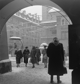 Verkehrskanzel beim Zeitglockenturm im Winter, Theaterplatz Bern