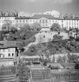 Erlacherhof Junkerngasse 47, Terrasse und Gärten unterhalb Terrasse. Unten im Bild grösserer Telefonmast