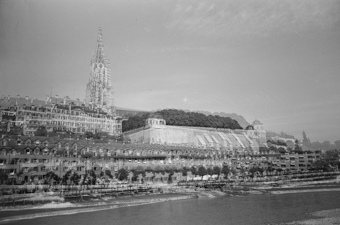 Münster mit Plattform, links Stiftsgebäude, unten Häuser Aarstrasse, Aare mit Schwellen. Doppelt belichtete Aufnahme