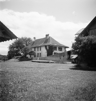 Zweistöckiges herrschaftliches Haus, daneben Bauernhaus mit Tenneinfahrt, kleiner Schuppen