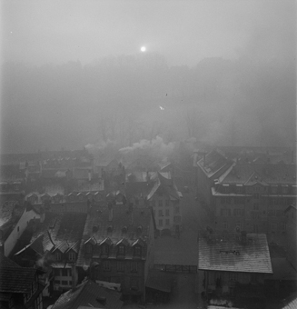 Häuser Mattequartier, im Hintergrund Aarehang unterhalb Muristalden. Sonnenaufgang aufgenommen vermutlich aus Wohnung Junkerngasse