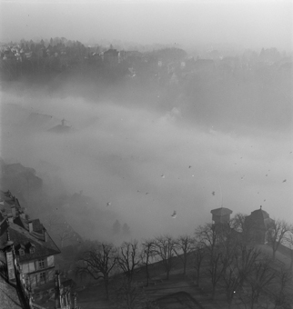 Blick vom Münsterturm auf Münsterplattform, Mattequartier, Matteschulhaus. Im Hintergrund links das Obstbergquartier