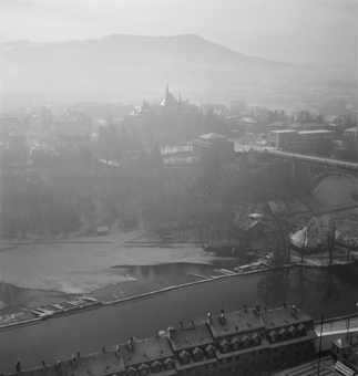 Winterliches Bild vom Münsterturm: Unten Häuser Badgasse, Aare mit Schwellen und Schwellenmatte. In der Mitte Historisches Museum, Kunsthalle und Kirchenfeldbrücke. Im Hintergrund der Gurten