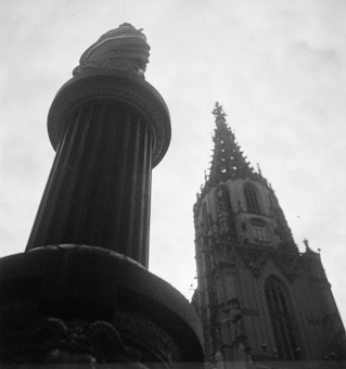 Münsterturm und Brunnenfigur vom Mosesbrunnen