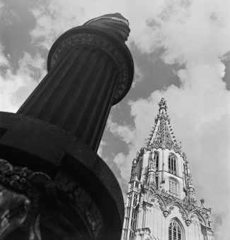 Münsterturm und Brunnenfigur vom Mosesbrunnen