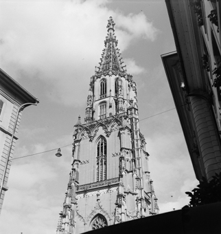 Münsterturm. Vorne links Haus Herrengasse, rechts Stiftsgebäude