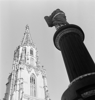 Münsterturm und Brunnenfigur vom Mosesbrunnen