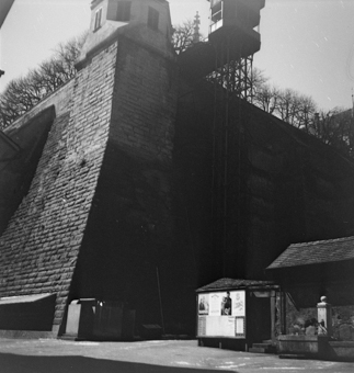 Blick von der Badgasse zur Mauer der Münsterplattform mit Pavillon und Matte-Lift (Senkeltram). Unten im Bild Pissoir mit Reklameplakaten, daneben Häuschen und Brunnen