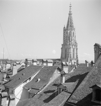 Münsterturm mit Dächern der Altstadt, aufgenommen vermutlich vom Zeitglockenturm