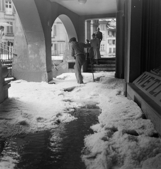Räumungsarbeiten im Laubengang Junkerngasse anlässlich des Hagelunwetters vom 23.5.1950