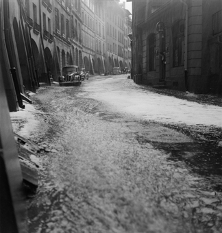 Junkerngasse mit Hagel auf Strasse und Lauben infolge Hagelunwetter am 23.5.1950. Diverse parkierte Autos, rechts Restaurant mit Schild (Berner Wappen und Bier)