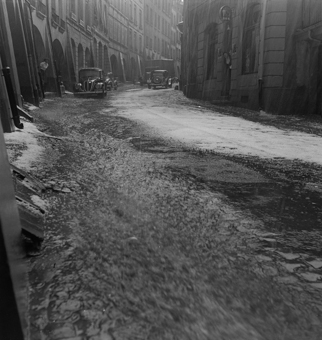 Junkerngasse mit Hagel auf Strasse und Lauben infolge Hagelunwetter am 23.5.1950. Lastwagen und diverse Autos. Rechts Restaurant-Eingang und Schild (Berner Wappen und Bier)